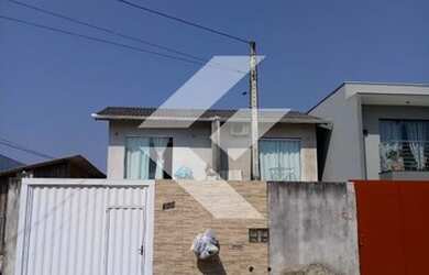 Imagem: A casa possui 2 Dormitórios, 1 Banheiro, 2 Vagas na garagem