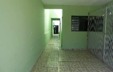 Imagem: A casa possui 1 Dormitório, 1 Banheiro, 1 Vaga na garagem