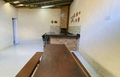 Imagem: A casa possui 3 Dormitórios, 1 Banheiro, 1 Vaga na garagem