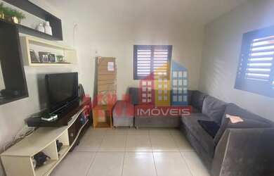 Imagem: A casa possui 2 Dormitórios, 1 Banheiro, 2 Vagas na garagem