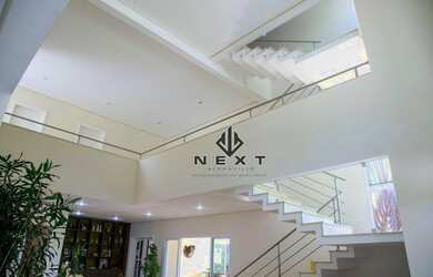 Imagem: A casa em condomínio possui 5 Dormitórios, 5 Banheiros e 547m²