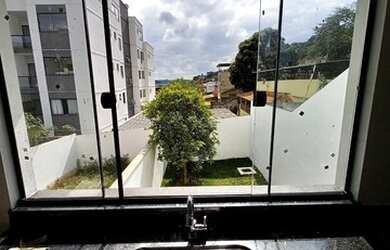 Imagem: A casa possui 2 Dormitórios, 2 Banheiros, 2 Vagas na garagem