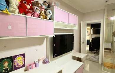 Imagem: A casa possui 4 Dormitórios, 4 Banheiros, 2 Vagas na garagem