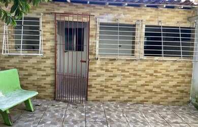 Imagem: A casa possui 3 Dormitórios e 1 Banheiro e está localizado