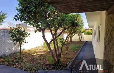 Imagem: A casa possui 1 Dormitório, 2 Banheiros, 100m² de Área e