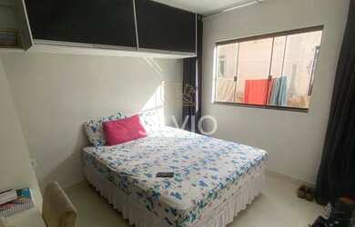 Imagem: A casa possui 3 Dormitórios, 2 Banheiros, 3 Vagas na garagem