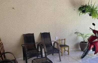 Imagem: A casa possui 2 Dormitórios, 2 Banheiros, 2 Vagas na garagem