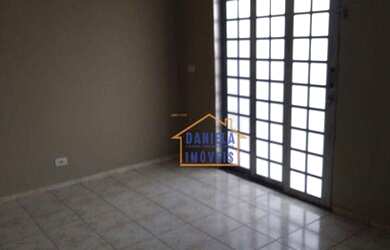 Imagem: A casa possui 2 Dormitórios, 1 Banheiro, 2 Vagas na garagem