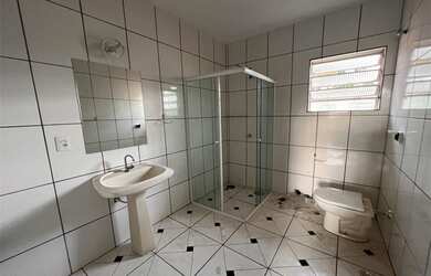 Imagem: A casa possui 3 Dormitórios, 3 Banheiros, 4 Vagas na garagem