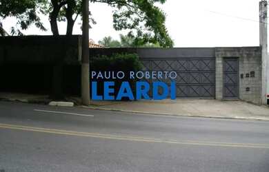 Imagem: A casa possui 4 Dormitórios, 4 Banheiros, 5 Vagas na garagem