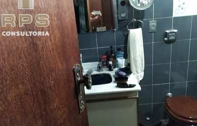 Imagem: A casa possui 3 Dormitórios, 2 Banheiros, 2 Vagas na garagem