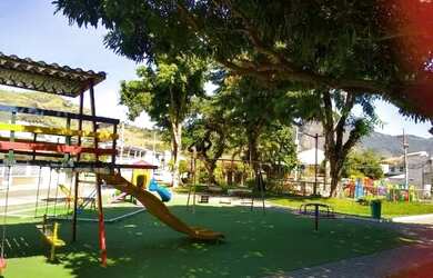 Imagem: A casa possui 5 Dormitórios, 1 Banheiro, 1 Vaga na garagem