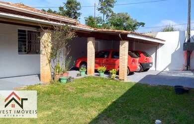 Imagem: A casa possui 3 Dormitórios, 2 Banheiros, 4 Vagas na garagem