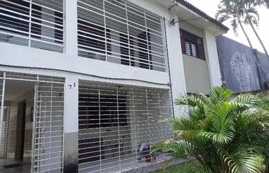 Imagem: A casa possui 5 Dormitórios, 3 Banheiros, 4 Vagas na garagem