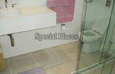 Imagem: A casa em condomínio possui 5 Dormitórios, 5 Banheiros, 2