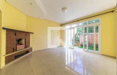 Imagem: A casa possui 3 Dormitórios, 3 Banheiros, 4 Vagas na garagem