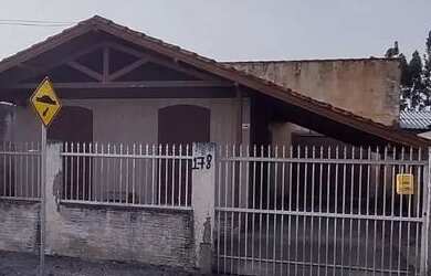 Imagem: A casa possui 4 Dormitórios, 2 Banheiros, 2 Vagas na garagem