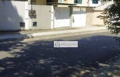 Imagem: A casa possui 3 Dormitórios, 1 Banheiro, 2 Vagas na garagem