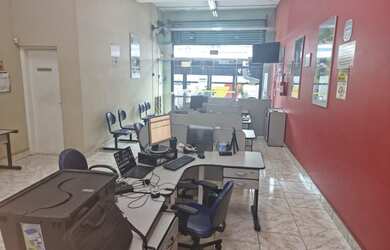 Imagem: O depósito possui 2 Vagas na garagem e 245m² de Área e está