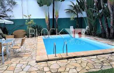 Imagem: A casa possui 3 Dormitórios, 5 Banheiros, 2 Vagas na garagem