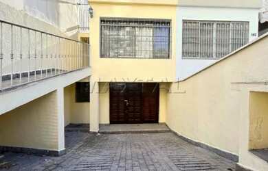 Imagem: A casa possui 3 Dormitórios, 2 Banheiros, 4 Vagas na garagem