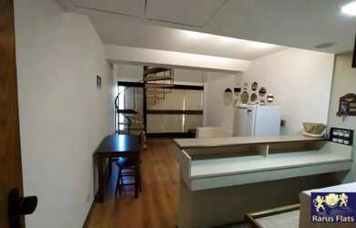 Imagem: O studio para alugar possui 1 Dormitório, 1 Banheiro, 1 Vaga