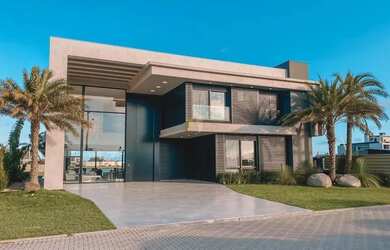 Imagem: A casa em condomínio possui 5 Dormitórios, 5 Banheiros, 2