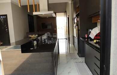 Imagem 3: Casa de Alto Padrão para Venda com 3 Dormitórios no Residencial Maria...