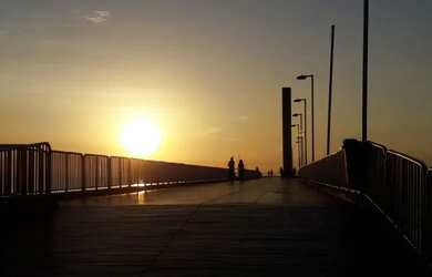 Imagem: A casa possui 2 Dormitórios, Acomodam 6 pessoas, 1 Vaga na