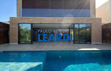 Imagem: A casa em condomínio possui 5 Dormitórios, 5 Banheiros, 4