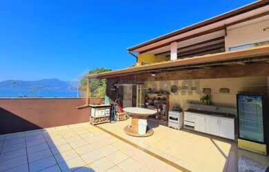 Imagem: A casa possui 3 Dormitórios, 4 Banheiros, 5 Vagas na garagem