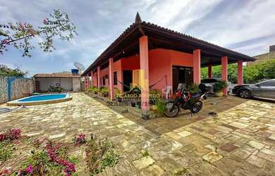 Imagem: A casa possui 3 Dormitórios, 4 Banheiros, 2 Vagas na garagem