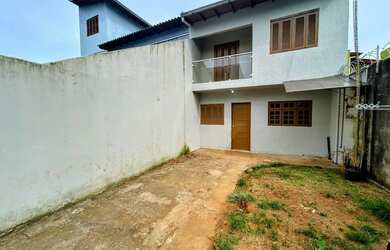 Imagem: A casa possui 2 Dormitórios, 1 Banheiro, 4 Vagas na garagem