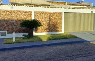 Imagem: A casa possui 3 Dormitórios, 2 Banheiros, 4 Vagas na garagem