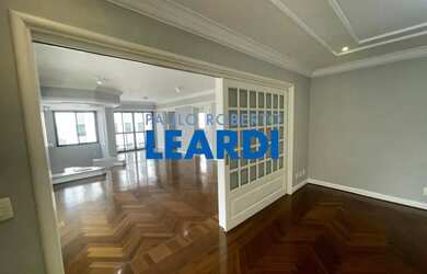 Imagem: O apartamento possui 4 Dormitórios, 5 Banheiros, 4 Vagas na