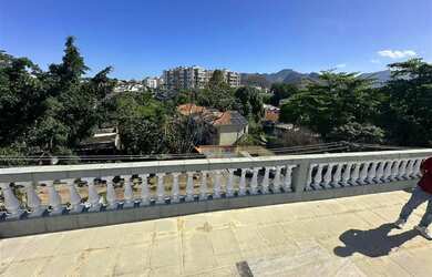 Imagem: A casa possui 4 Dormitórios, 2 Banheiros, 2 Vagas na garagem