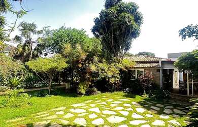 Imagem: A casa possui 5 Dormitórios, 2 Banheiros, 5 Vagas na garagem