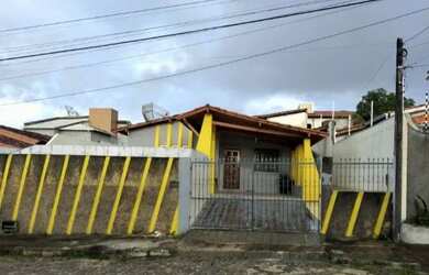 Imagem: A casa possui 5 Dormitórios, 3 Banheiros, 2 Vagas na garagem