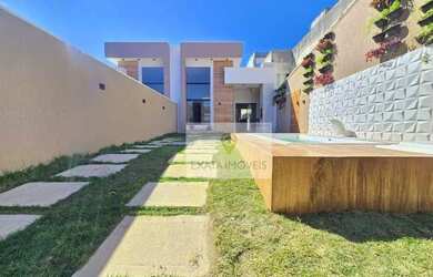 Imagem: A casa possui 3 Dormitórios, 2 Banheiros, 2 Vagas na garagem