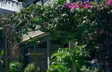 Imagem: A casa possui 3 Dormitórios, Acomodam 12 pessoas e 5 Vagas