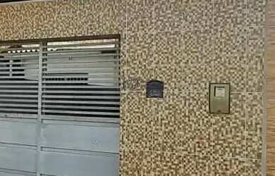 Imagem: A casa possui 3 Dormitórios, 2 Banheiros, 1 Vaga na garagem