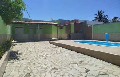 Imagem: A casa possui 3 Dormitórios, Acomodam 15 pessoas e 3 Vagas