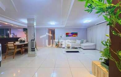 Imagem: A casa possui 3 Dormitórios, 5 Banheiros, 4 Vagas na garagem