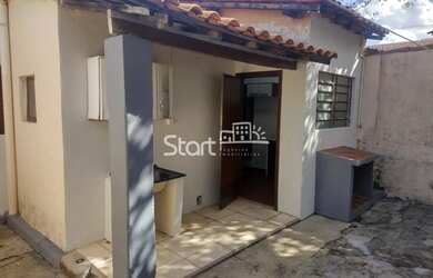 Imagem: A casa possui 2 Dormitórios, 1 Banheiro, 2 Vagas na garagem