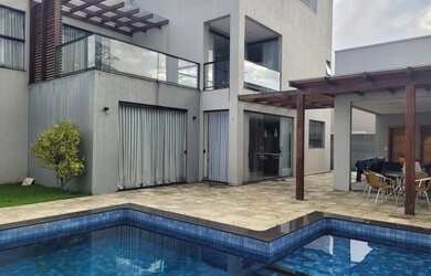 Imagem: A casa em condomínio possui 4 Dormitórios, 5 Banheiros, 3