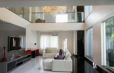 Imagem: A casa possui 4 Dormitórios, 1 Banheiro, 3 Vagas na garagem