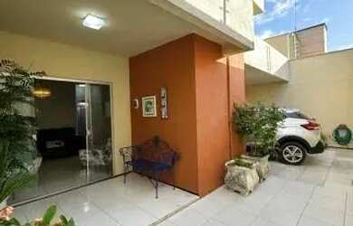 Imagem: A casa possui 3 Dormitórios, 2 Banheiros, 3 Vagas na garagem