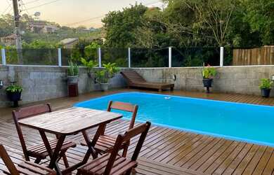 Imagem: A casa possui 4 Dormitórios, Acomodam 15 pessoas, 4 Vagas na