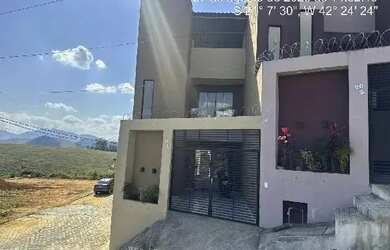 Imagem: A casa possui 1 Dormitório, 1 Banheiro, 1 Vaga na garagem