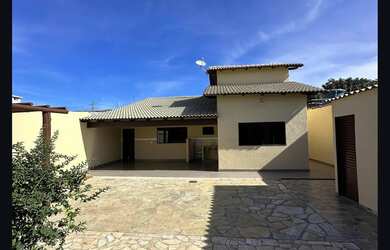 Imagem: A casa possui 3 Dormitórios, 2 Banheiros e 2 Vagas na garagem